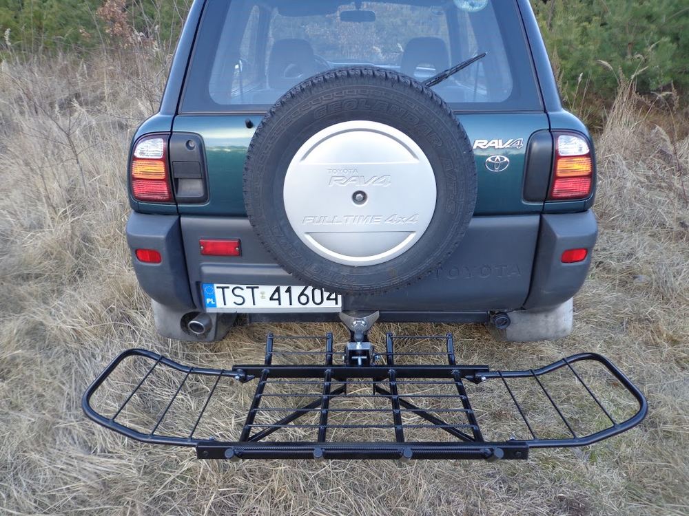 Czarny kosz do transportu zwierzyny na haku holowniczym